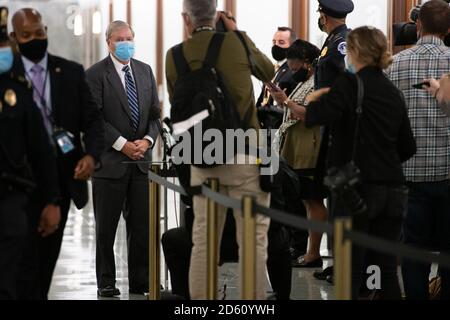 Washington, États-Unis. 14 octobre 2020. Le sénateur américain Lindsey Graham (R-SC) s'adresse à la presse lors d'une pause dans la troisième journée des audiences de la Commission judiciaire du Sénat concernant la nomination de la juge Amy Coney Barrett au poste de juge associé de la Cour suprême des États-Unis à Washington, DC, le 14 octobre 2020, dans le contexte de la pandémie du coronavirus. Les audiences de la commission devraient durer quatre jours, et si cela est confirmé, Barrett remplacerait la juge Ruth Bader Ginsburg pour devenir le troisième candidat du président Trump à être confirmé à la Cour. (Graeme Sloan/Sipa USA) Credit: SIPA USA/Alay Live News Banque D'Images