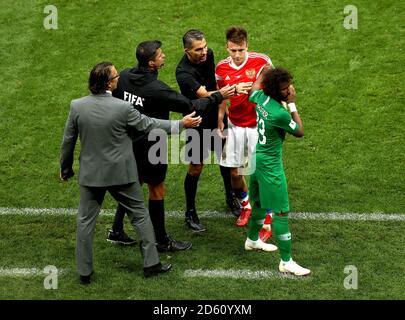 Aleksandr Golovin de Russie (deuxième droite) Et Yasser Al-Shahrani d'Arabie Saoudite (à droite) Banque D'Images