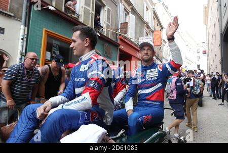 Jenson Button pendant que les pilotes défilent dans les rues de Le Mans Banque D'Images