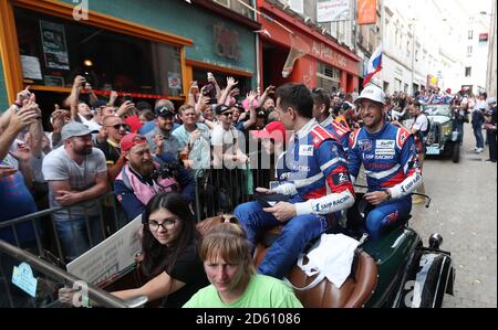 Jenson Button pendant que les pilotes défilent dans les rues de Le Mans Banque D'Images