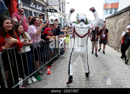 Nick Tandy pendant le défilé des pilotes à travers les rues de Le Mans Banque D'Images