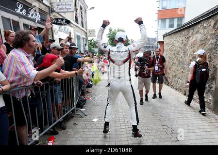 Nick Tandy pendant le défilé des pilotes à travers les rues de Le Mans Banque D'Images