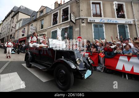 Les pilotes défilent dans les rues du Mans Banque D'Images