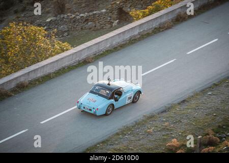 Col de San Colombano, Corse, France - 8 octobre 2020 : JLudovic Perrin et Alexis Lhospitalier participent à leur Triumph TR3 dans le Tour de Cors 2020 Banque D'Images