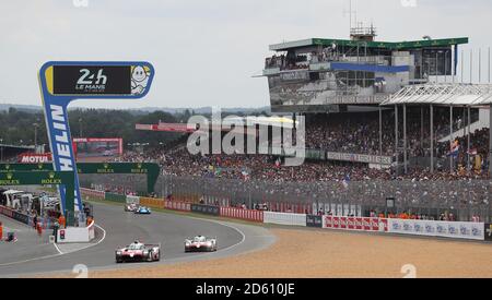 Les deux Toyota sont à l'avant-première du début de l'EJ Course de 24 heures du Mans Banque D'Images