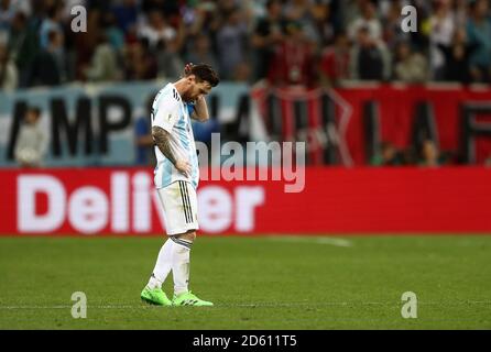 Lionel Messi d'Argentine semble abattu après la concéder d'un côté deuxième objectif Banque D'Images