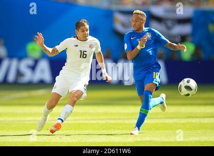 Le Costa Rica Cristian Gamboa (à gauche) et le Brésil Neymar bataille pour la balle Banque D'Images