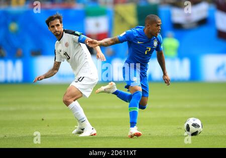 Bryan Ruiz (à gauche) du Costa Rica et Douglas Costa du Brésil pour le ballon Banque D'Images