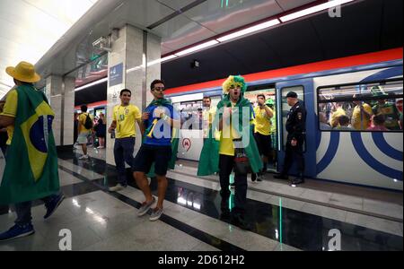 Les fans brésiliens sortent du métro et se rendent à L'arène Otkrytiye avant le match Banque D'Images