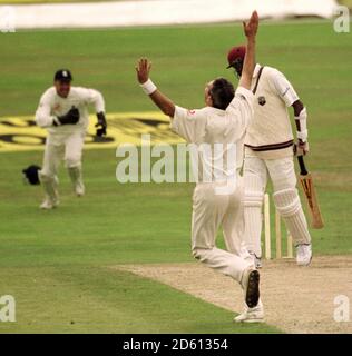 Andrew Caddick, de l'Angleterre, célèbre le match de cricket final Banque D'Images