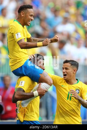 Le brésilien Neymar célèbre le premier but de son camp jeu Banque D'Images