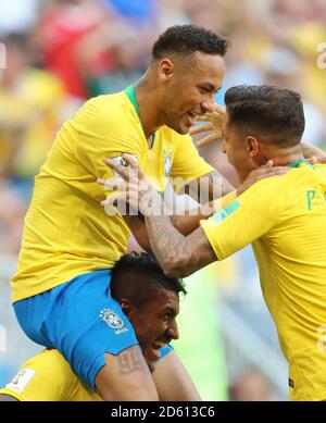 Le brésilien Neymar célèbre le premier but de son camp jeu Banque D'Images