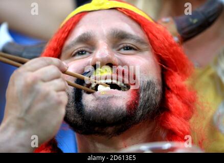 Un fan de Belgique soutient son équipe dans le supports Banque D'Images