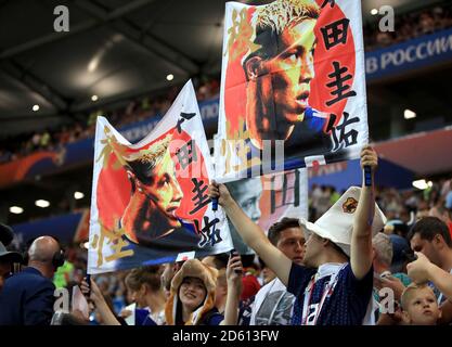 Les fans japonais tiennent des bannières de Keisuke Honda dans le supports Banque D'Images