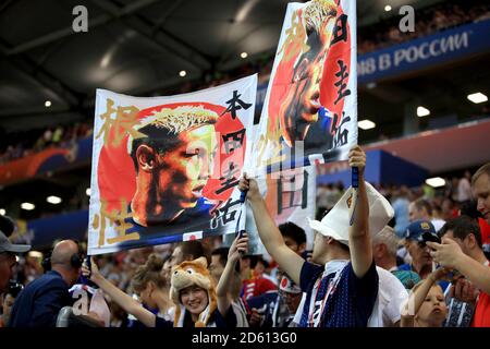 Les fans japonais tiennent des bannières de Keisuke Honda dans le supports Banque D'Images