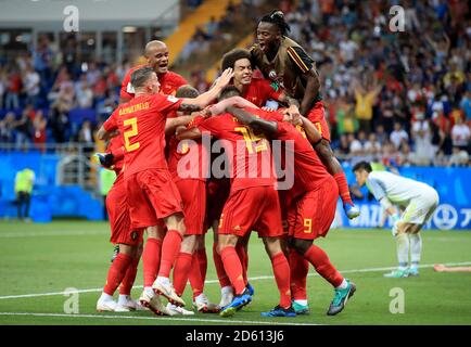 Nacer Chadli (masqué), en Belgique, célèbre le troisième but de son match avec ses coéquipiers, notamment Michy Batshuayi (en haut à droite), Axel Witsel (en haut à gauche) et Vincent Kompany (en haut à gauche) Banque D'Images