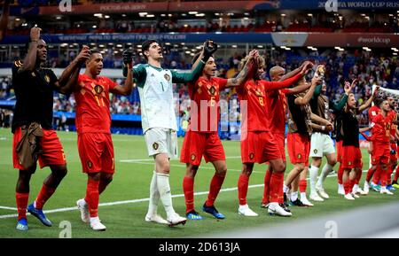 Michy Batshuayi (de gauche à droite), Youri Tielemans (Belgique), le gardien de but Thibaut Courtois (Belgique), Axel Witsel (Belgique), Marouane Fellaini (Belgique) et Vincent Kompany célèbrent devant leurs fans après le coup de sifflet final Banque D'Images