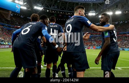 Olivier Giroud (9 ans) célèbre l'après-coéquipier Samuel Umtiti de France (à droite) marque le premier but de son côté du jeu Banque D'Images