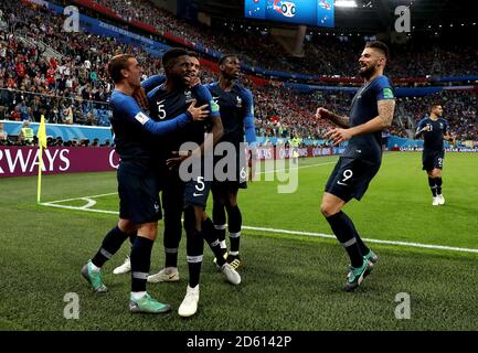 Samuel Umtiti (5) célèbre le premier but de son équipe avec Antoine Griezmann (à gauche) Raphaël Varane (à l'arrière-plan), Paul Pogba (6) et Olivier Giroud (à droite) Banque D'Images