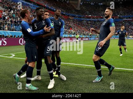 Samuel Umtiti (5) célèbre le premier but de son équipe avec Antoine Griezmann (à gauche) Raphaël Varane (à l'arrière-plan), Paul Pogba (6) et Olivier Giroud (à droite) Banque D'Images