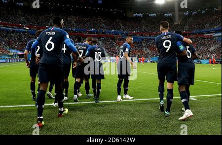 Samuel Umtiti (5) célèbre en France le premier but de son camp Du jeu avec Olivier Giroud (deuxième à droite) Banque D'Images