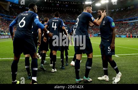 Samuel Umtiti (5) célèbre en France le premier but de son camp Du jeu avec Olivier Giroud (deuxième à droite) Banque D'Images