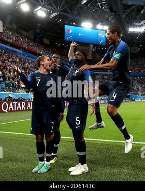 Samuel Umtiti (5) célèbre le premier but de son équipe avec Antoine Griezmann (à gauche), Paul Pogba (à droite) et Raphaël Varane (à droite) Banque D'Images