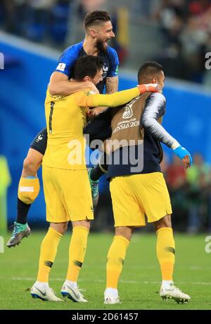 Olivier Giroud (au centre) célèbre avec les gardiens de but Hugo Lloris (à gauche) Et Alphonse areola (droite) Banque D'Images