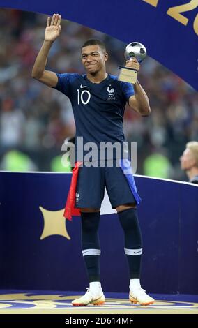 Kylian Mbappe, en France, reçoit le prix du meilleur jeune joueur après la finale de la coupe du monde de la FIFA 2018 au stade Luzhniki à Moscou, le 15 juillet 2018 Banque D'Images