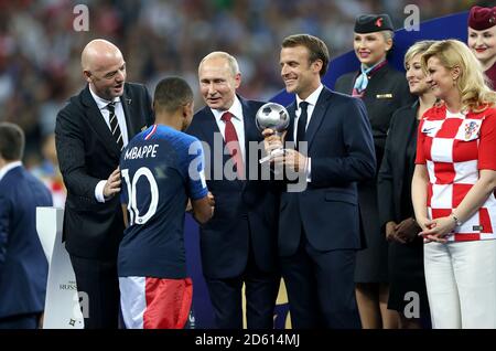 Kylian Mbappe, en France, reçoit le prix du meilleur jeune joueur de la part du président de la FIFA Gianni Infantino (à gauche), du président russe Vladimir Poutine (au centre) et du président français Emmanuel Macron (à droite) après la finale de la coupe du monde de la FIFA 2018 au stade Luzhniki à Moscou, le 15 juillet 2018 Banque D'Images