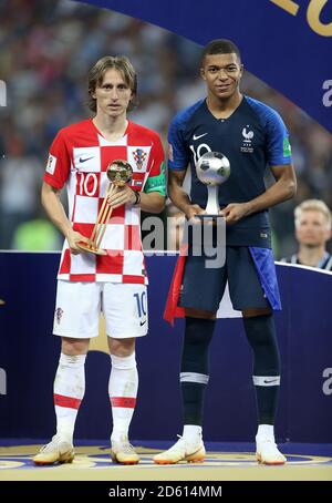 Luka Modric en Croatie (à gauche) avec le Golden ball Award pour le meilleur joueur et Kylian Mbappe en France (à droite) reçoit le Best Young Player Award après la finale de la coupe du monde de la FIFA 2018 au stade Luzhniki à Moscou, le 15 juillet 2018 Banque D'Images