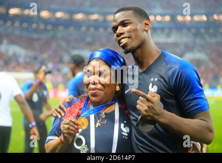 Paul Pogba en France fête avec sa mère Yeo Moriba après La France remporte la coupe du monde de la FIFA 2018 Banque D'Images