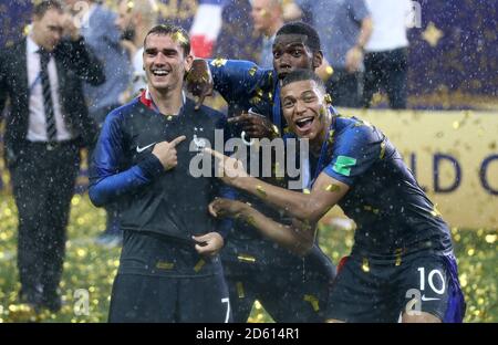 Antoine Griezmann (à gauche), Paul Pogba (au centre) et Kylian Mbappe célèbrent après la finale de la coupe du monde de la FIFA 2018 au stade Luzhniki à Moscou, le 15 juillet 2018 Banque D'Images