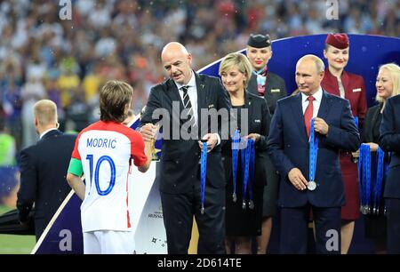 Luka Modric, de Croatie, reçoit sa médaille de vainqueur du président de la FIFA Gianni Infantino (à gauche) et du président russe Vladimir Poutine après la finale de la coupe du monde de la FIFA 2018 au stade Luzhniki à Moscou, le 15 juillet 2018 Banque D'Images