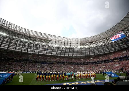 Vue générale des équipes alors que les joueurs s'alignent avant la finale de la coupe du monde de la FIFA 2018 au stade Luzhniki à Moscou, le 15 juillet 2018 Banque D'Images