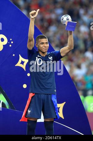 Kylian Mbappe, en France, reçoit le prix du meilleur jeune joueur après la finale de la coupe du monde de la FIFA 2018 au stade Luzhniki à Moscou, le 15 juillet 2018 Banque D'Images