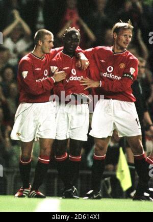 Andrew Cole (c) de Manchester United est félicité par David Beckham (l) et Teddy Sheringham (r) après avoir obtenu le premier but Contre Bradford City Banque D'Images