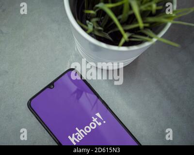 LOD, Israël - 8 juillet 2020: Un espace de travail moderne et minimaliste avec un smartphone noir avec Kahoot! écran de lancement de l'application avec logo sur un fond en marbre Banque D'Images