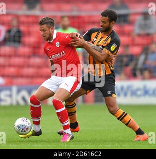 Kevin Stewart, de Hull City, s'attaque à George Moncur de Barnsley Banque D'Images