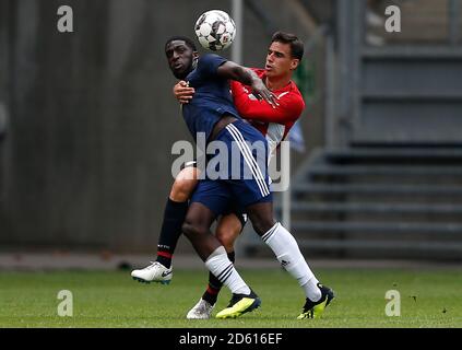 Aboubakar Kamara de Fulham (à gauche) en action pendant le match entre Fulham FC et Athletic Club. Banque D'Images