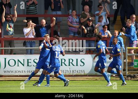 Joe Pigott (à gauche) d'AFC Wimbledon célèbre la première fois que son camp a été marquant but du jeu Banque D'Images