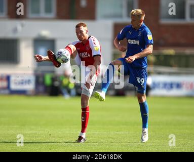 Cian Bolger de Fleetwood Town (à gauche) et Joe Pigott de l'AFC Wimbledon bataille pour le ballon Banque D'Images