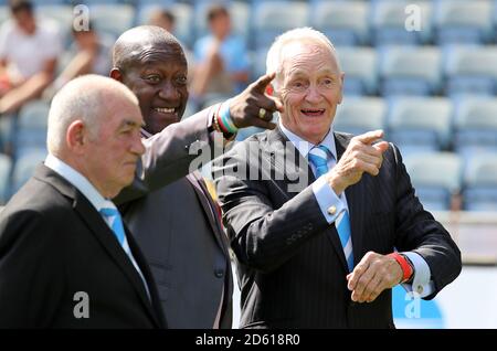 Les anciens joueurs de Coventry City David Bennett (au centre) et Roy Barry (droite) Banque D'Images