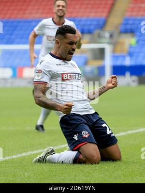 Josh Magennis, de Bolton Wanderers, fête ses heures de camp deuxième objectif Banque D'Images
