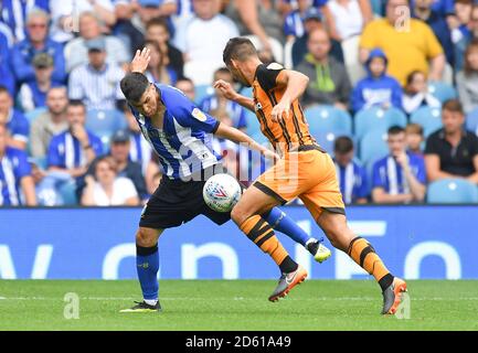 Fernando Forestieri de Sheffield Wednesday (à gauche) et Eric Lichaj de Hull City (à droite) lutte pour le ballon Banque D'Images