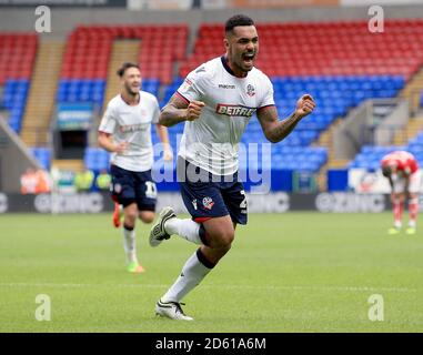 Josh Magennis, de Bolton Wanderers, fête ses heures de camp deuxième objectif Banque D'Images