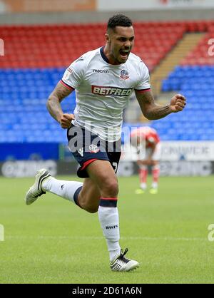 Josh Magennis, de Bolton Wanderers, fête ses heures de camp deuxième objectif Banque D'Images