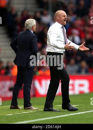 Sean Dyche, responsable de Burnley, donne des instructions à ses joueurs pendant le match Banque D'Images