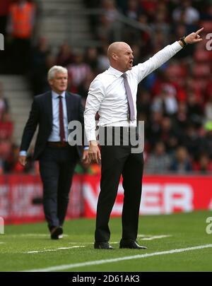 Sean Dyche, responsable de Burnley, donne des instructions à ses joueurs pendant le match Banque D'Images