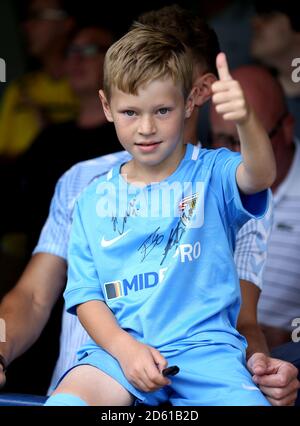 Un jeune fan de Coventry City vous donne un pouce après Obtenir son maillot signé par Jordan Shipley Banque D'Images